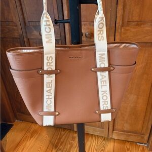 Michael Kors Women's Large Maeve Tote Luggage